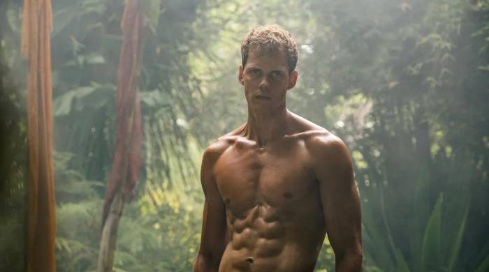 Skarsgård abraza la acción y la violencia de forma realista y exagerada a la vez. Skarsgård abraza la acción y la violencia de forma realista y exagerada a la vez.