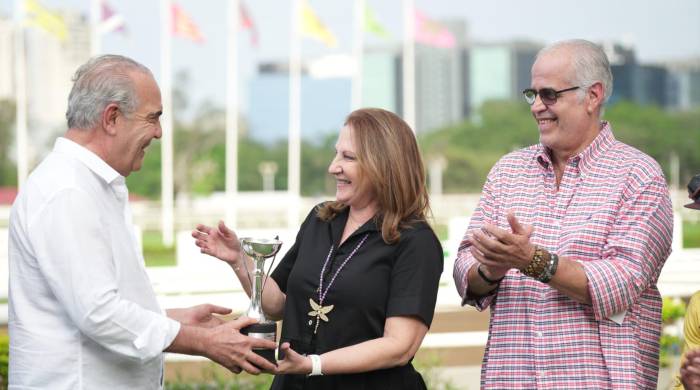 Rubén Orillac, Presidente de Aproturf, entregó el trofeo del triunfo a Mónica Viggiano. Rubén Orillac, Presidente de Aproturf, entregó el trofeo del triunfo a Mónica Viggiano.