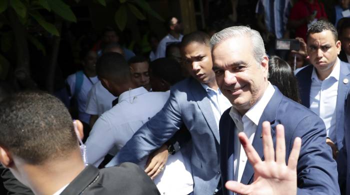 El presidente dominicano y candidato a la reelección, Luis Abinader, sale tras votar este domingo en un centro electoral en la Secundaria Babeque, en Santo Domingo. El presidente dominicano y candidato a la reelección, Luis Abinader, sale tras votar este domingo en un centro electoral en la Secundaria Babeque, en Santo Domingo.
