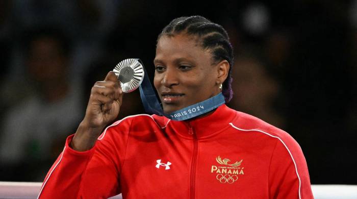 La boxeadora panameña Atheyna Bylon posando con la presea de plata en el State Ronald Garros. La boxeadora panameña Atheyna Bylon posando con la presea de plata en el State Ronald Garros.