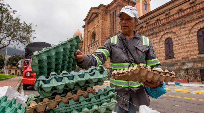 Miriam Calderón, de 68 años, espera beneficiarse de la reciente reforma de las pensiones, recolecta material de reciclaje en el barrio de Las Cruces en Bogotá. Miriam Calderón, de 68 años, espera beneficiarse de la reciente reforma de las pensiones, recolecta material de reciclaje en el barrio de Las Cruces en Bogotá.