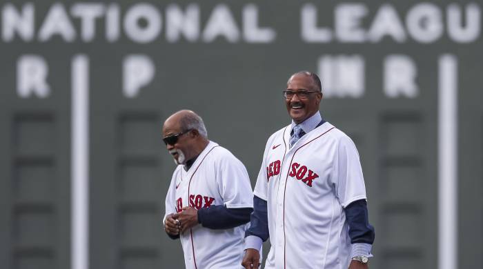 Fotografía de archivo del exlanzador cubano de los Medias Rojas de Boston Luis Tiant (Izq.) junto a Jim Rice. Fotografía de archivo del exlanzador cubano de los Medias Rojas de Boston Luis Tiant (Izq.) junto a Jim Rice.