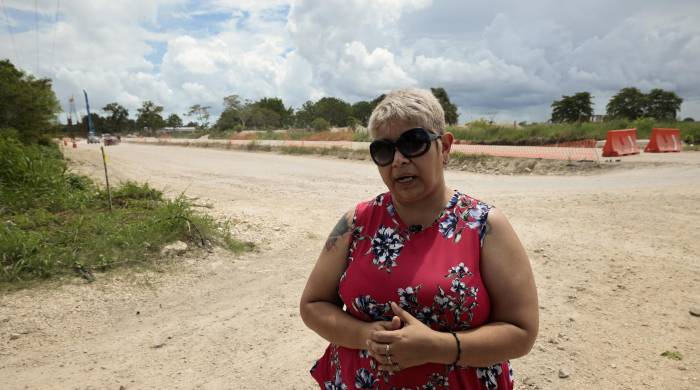 La asesora comunitaria María Luisa Villareal habla sobre el impacto en la región de la construcción del Tren Maya, durante una entrevista con EFE, en la ciudad de Bacalar, estado de Quintana Roo (México). La asesora comunitaria María Luisa Villareal habla sobre el impacto en la región de la construcción del Tren Maya, durante una entrevista con EFE, en la ciudad de Bacalar, estado de Quintana Roo (México).