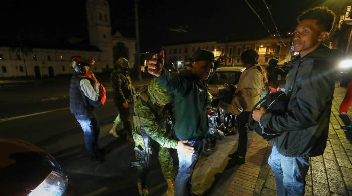 Militares llevan a cabo controles en las calles de Quito tras el inicio de los apagones. Militares llevan a cabo controles en las calles de Quito tras el inicio de los apagones.