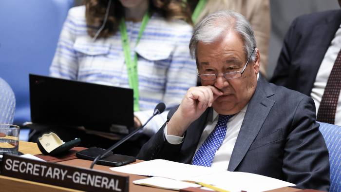 El secretario general de la ONU, Antonio Guterres, observa durante una reunión del Consejo de Seguridad de la ONU para debatir la situación en Oriente Medio en la sede de la ONU en Nueva York el 29 de abril de 2025. El secretario general de la ONU, Antonio Guterres, observa durante una reunión del Consejo de Seguridad de la ONU para debatir la situación en Oriente Medio en la sede de la ONU en Nueva York el 29 de abril de 2025.