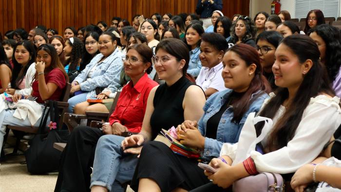 Joana Marcús (con suéter cuello de tortuga negro) convocó a más de 360 jóvenes lectores panameños en la Universidad Católica Santa María La Antigua. Joana Marcús (con suéter cuello de tortuga negro) convocó a más de 360 jóvenes lectores panameños en la Universidad Católica Santa María La Antigua.