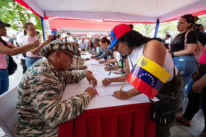 Personas participan en una jornada de alistamiento de la Milicia Bolivariana de Venezuela, este sábado en Caracas. Personas participan en una jornada de alistamiento de la Milicia Bolivariana de Venezuela, este sábado en Caracas.