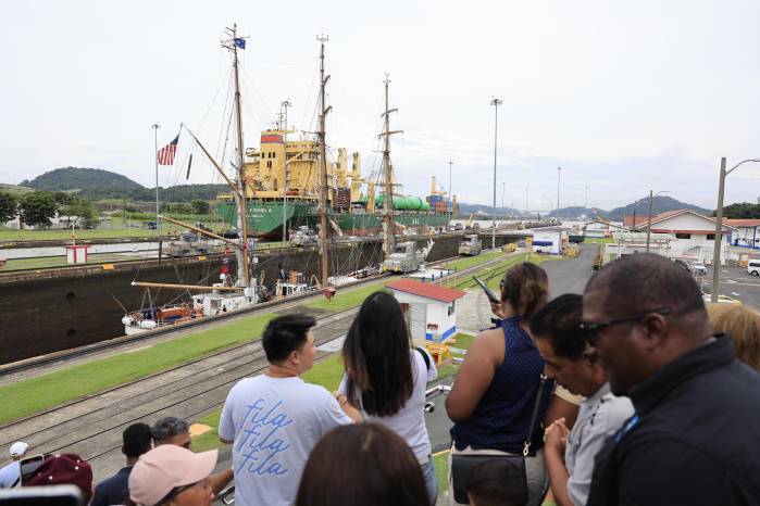 Personas observan el buque escuela de la Guardia Costera de Estados Unidos 'Eagle' transitando por las esclusas de Miraflores en el Canal de Panamá este sábado, en Ciudad de Panamá. Personas observan el buque escuela de la Guardia Costera de Estados Unidos 'Eagle' transitando por las esclusas de Miraflores en el Canal de Panamá este sábado, en Ciudad de Panamá.