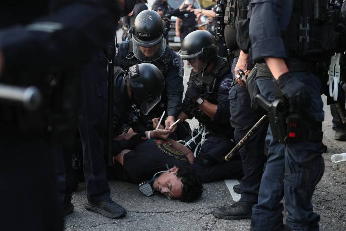 Un hombre es detenido en medio de las protestas en Los Ángeles. Un hombre es detenido en medio de las protestas en Los Ángeles.
