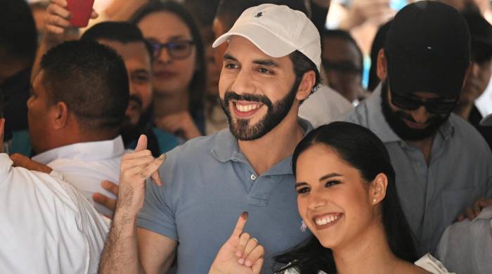 El presidente Bukele y su esposa Gabriela votan en San Salvador El presidente Bukele y su esposa Gabriela votan en San Salvador