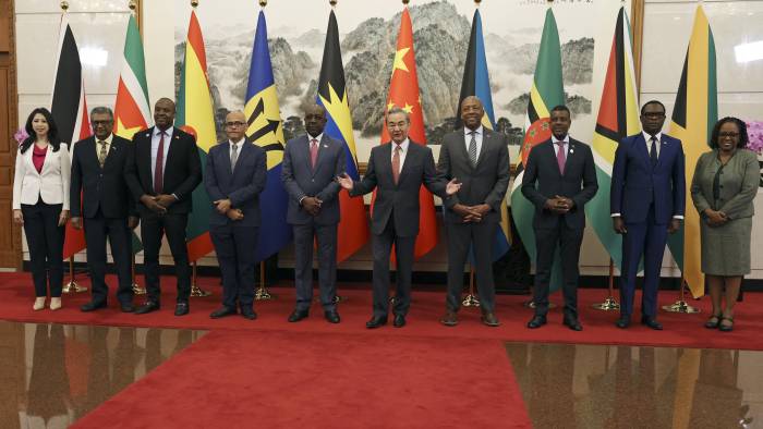 El ministro de Relaciones Exteriores de China, Wang Yi (centro), posa para una foto grupal con ministros de Relaciones Exteriores y representantes de los países del Caribe. El ministro de Relaciones Exteriores de China, Wang Yi (centro), posa para una foto grupal con ministros de Relaciones Exteriores y representantes de los países del Caribe.