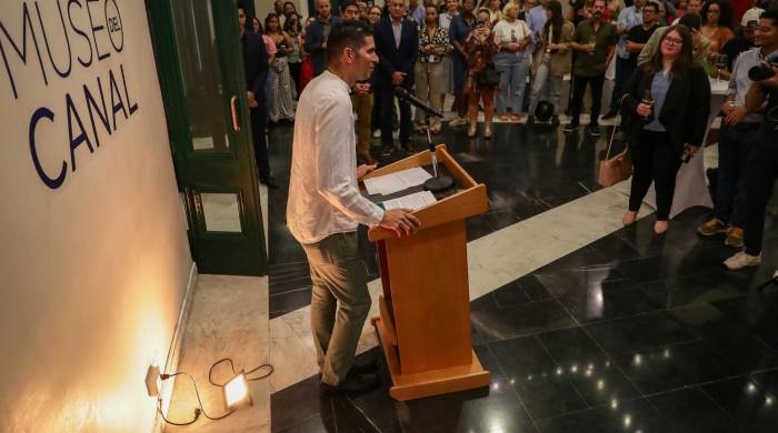 El fotógrafo Alfredo Martíz conversó con el público sobre su proceso creativo durante su residencia. El fotógrafo Alfredo Martíz conversó con el público sobre su proceso creativo durante su residencia.