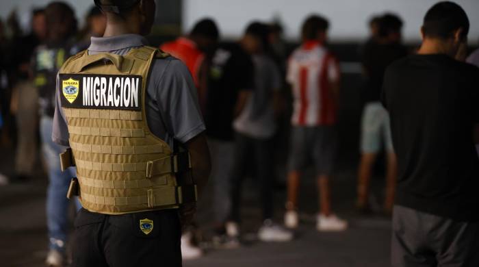 Un agente de migración de Panamá vigila a migrantes antes de ser deportados a Colombia. EFE/ Bienvenido Velasco Un agente de migración de Panamá vigila a migrantes antes de ser deportados a Colombia. EFE/ Bienvenido Velasco