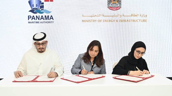 Momento en que los representantes de Panamá y de Emiratos Árabe Unidos firman el memorando de entendimiento.