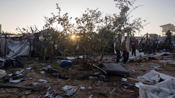 Imagen de archivo de palestinos inspeccionando los daños después de un ataque aéreo israelí dirigido a un campamento de personas desplazadas internas en el área de Al-Mawasi, al oeste de Jan Yunis, en el sur de la Franja de Gaza. Imagen de archivo de palestinos inspeccionando los daños después de un ataque aéreo israelí dirigido a un campamento de personas desplazadas internas en el área de Al-Mawasi, al oeste de Jan Yunis, en el sur de la Franja de Gaza.