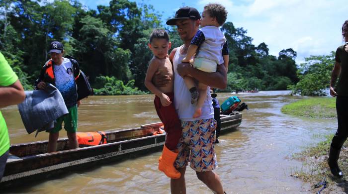 Entre mil y mil cuatrocientas personas llegan a diario al campamento de Lajas Blancas. Entre mil y mil cuatrocientas personas llegan a diario al campamento de Lajas Blancas.