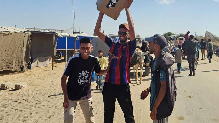 Palestinos desplazados reciben paquetes de alimentos de una fundación respaldada por Estados Unidos el 27 de mayo de 2025. Palestinos desplazados reciben paquetes de alimentos de una fundación respaldada por Estados Unidos el 27 de mayo de 2025.