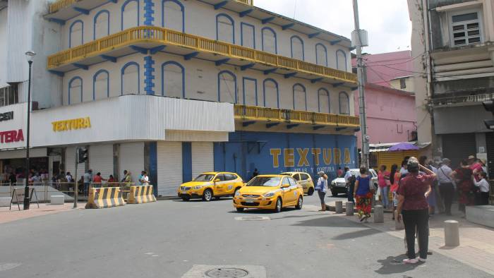 Estado actual del edificio Canavaggio. Las proporciones de tan sencilla estructura se han perdido por la fachada donde se han tapiado las ventanas y puertas y la alteración del último piso. Estado actual del edificio Canavaggio. Las proporciones de tan sencilla estructura se han perdido por la fachada donde se han tapiado las ventanas y puertas y la alteración del último piso.