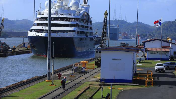 Por el Canal de Panamá pasa el 6 % del comercio global. Por el Canal de Panamá pasa el 6 % del comercio global.