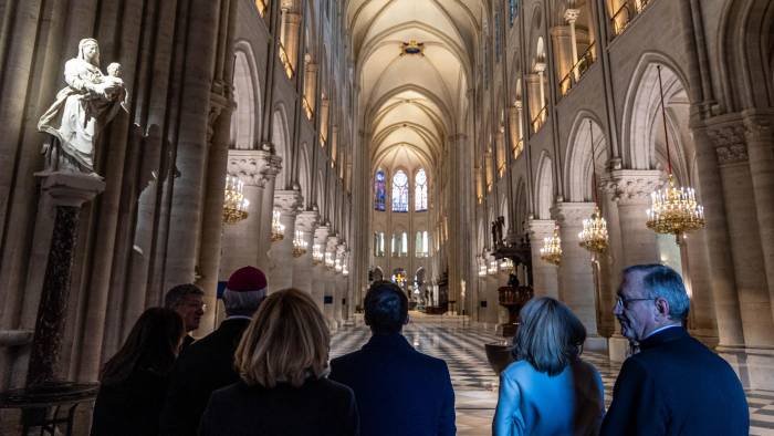 ‘El incendio de Notre Dame fue una herida nacional y ustedes contribuyeron a curarla con su determinación, su trabajo y su compromiso’, aseguró Macron a los 1.300 trabajadores presentes que obraron en su reconstrucción. ‘El incendio de Notre Dame fue una herida nacional y ustedes contribuyeron a curarla con su determinación, su trabajo y su compromiso’, aseguró Macron a los 1.300 trabajadores presentes que obraron en su reconstrucción.