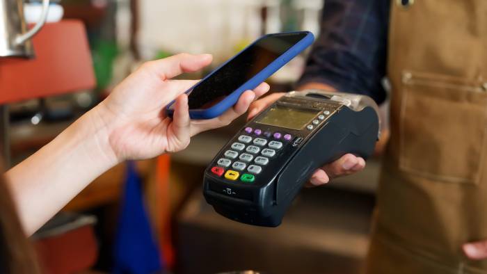 Los pagos sin contacto son transacciones que se realizan al acercar una tarjeta de crédito o débito o un dispositivo móvil habilitado. Los pagos sin contacto son transacciones que se realizan al acercar una tarjeta de crédito o débito o un dispositivo móvil habilitado.