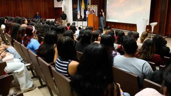 La responsable de sagas como “Meses a tu lado”, “Canciones para ella” y “Extraños” conversó con Daniel Domínguez Z., editor de la revista La Antigua. La responsable de sagas como “Meses a tu lado”, “Canciones para ella” y “Extraños” conversó con Daniel Domínguez Z., editor de la revista La Antigua.