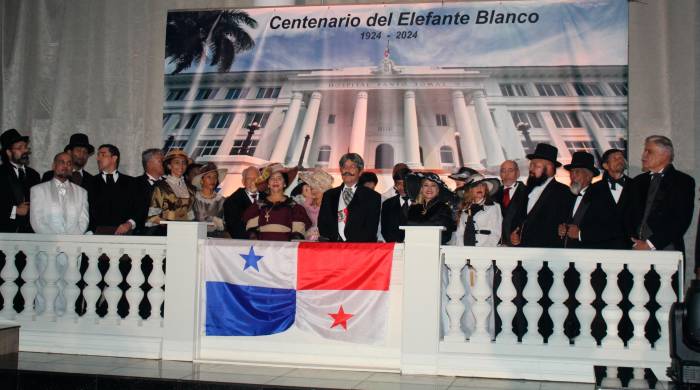 Elenco del ‘performance’ que se realizó en el evento sobre la entrega del Elefante Blanco.