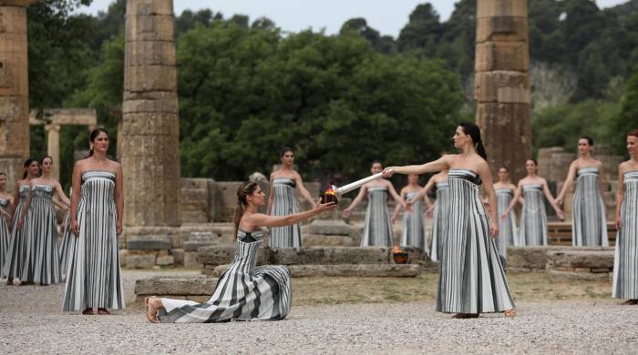 Encendido de la antorcha olímpica en las ruinas de la antigua Olimpia. Encendido de la antorcha olímpica en las ruinas de la antigua Olimpia.
