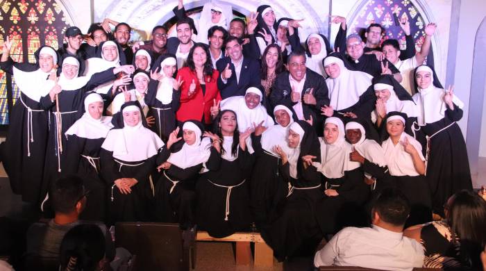 El Teatro El Desván está integrado por estudiantes de diversas carreras de la Universidad Católica Santa María La Antigua. El Teatro El Desván está integrado por estudiantes de diversas carreras de la Universidad Católica Santa María La Antigua.