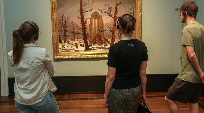Turistas y curiosos se acercan a ver la obra. Turistas y curiosos se acercan a ver la obra.