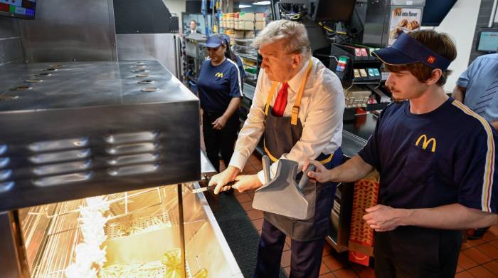 Fotografía tomada de la cuenta en X de Dan Scavino Jr., el asesor de comunicación del candidato republicano a la Casa Blanca, el expresidente (2017-2021) Donald Trump, donde se le ve cocinando papas fritas en un local de McDonald's en Feasterville, Estados Unidos. Fotografía tomada de la cuenta en X de Dan Scavino Jr., el asesor de comunicación del candidato republicano a la Casa Blanca, el expresidente (2017-2021) Donald Trump, donde se le ve cocinando papas fritas en un local de McDonald's en Feasterville, Estados Unidos.