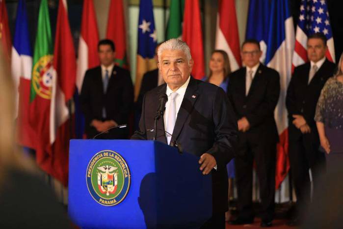 El presidente José Raúl Mulino, junto a sus ministros de Estado, en su reunión con el cuerpo diplomático. El presidente José Raúl Mulino, junto a sus ministros de Estado, en su reunión con el cuerpo diplomático.