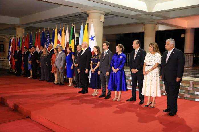 Los ministros de Estado, junto con sus cónyuges. Los ministros de Estado, junto con sus cónyuges.