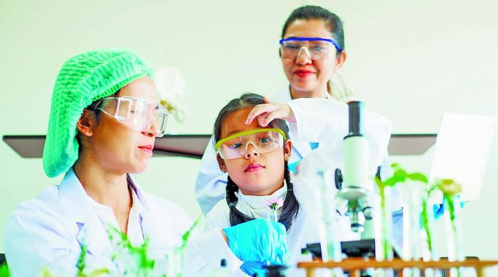 Las mujeres se abren cada vez más campo en las ciencias a través de la equiparación de oportunidades, lo que lleva a resultados más inclusivos en todas las ramas del contexto científico. Las mujeres se abren cada vez más campo en las ciencias a través de la equiparación de oportunidades, lo que lleva a resultados más inclusivos en todas las ramas del contexto científico.