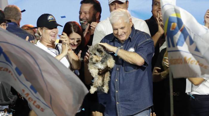 Imagen de archivo del expresidente panameño Ricardo Martinelli (c). EFE/ Bienvenido Velasco