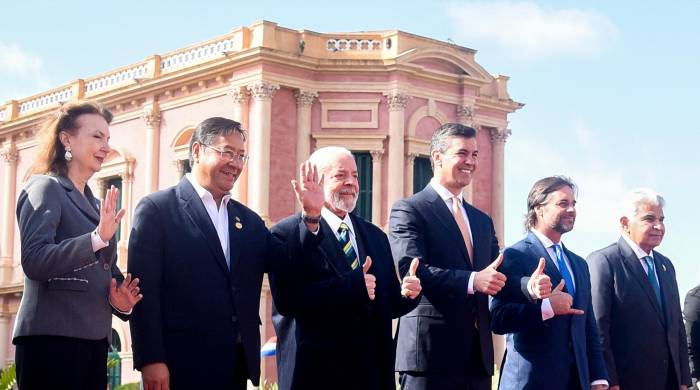 (De izq. a der.) La ministra de Relaciones Exteriores de Argentina, Diana Mondino, el presidente de Bolivia, Luis Arce, el presidente de Brasil, Luiz Inácio Lula da Silva, el presidente de Paraguay, Santiago Peña, el presidente de Uruguay, Luis Lacalle Pou, y el presidente de Panamá, José Raúl Mulino. (De izq. a der.) La ministra de Relaciones Exteriores de Argentina, Diana Mondino, el presidente de Bolivia, Luis Arce, el presidente de Brasil, Luiz Inácio Lula da Silva, el presidente de Paraguay, Santiago Peña, el presidente de Uruguay, Luis Lacalle Pou, y el presidente de Panamá, José Raúl Mulino.