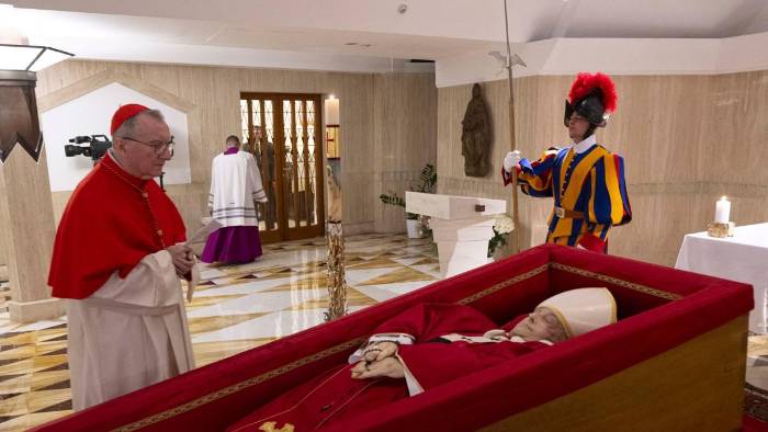Imagen del papa Francisco en el féretro. Imagen del papa Francisco en el féretro.