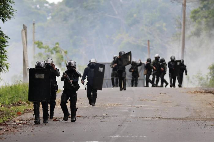 Agentes de la Unidad de Control de Multitudes (UCM) se enfrentan con manifestantes este miércoles, en Valle de Agua Abajo en la provincia de Bocas del Toro (Panamá). Agentes de la Unidad de Control de Multitudes (UCM) se enfrentan con manifestantes este miércoles, en Valle de Agua Abajo en la provincia de Bocas del Toro (Panamá).