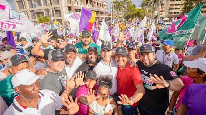 Roux sumó el respaldo de hombres, mujeres y jóvenes que claman por plazas de trabajo. Roux sumó el respaldo de hombres, mujeres y jóvenes que claman por plazas de trabajo.