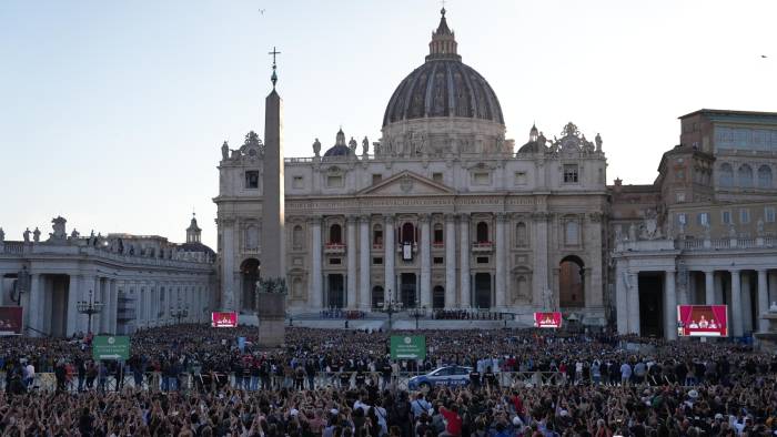La multitud llegó a la Basílica de San Pedro, donde a las 18:07 el humo blanco irrumpió de la chimenea y anunció la escogencia del nuevo papa. La multitud llegó a la Basílica de San Pedro, donde a las 18:07 el humo blanco irrumpió de la chimenea y anunció la escogencia del nuevo papa.