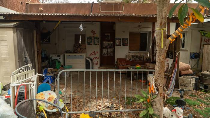 En varias habitaciones de seguridad de los kibutz familias enteras fueron acribilladas. En varias habitaciones de seguridad de los kibutz familias enteras fueron acribilladas.
