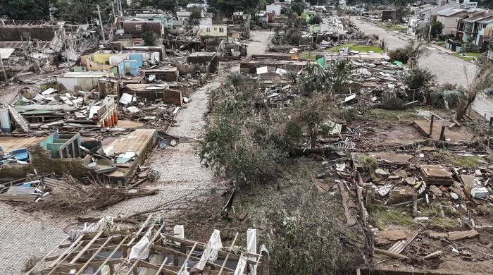 Fotografía aérea que muestra casas destruidas tras las inundaciones en Brasil.
