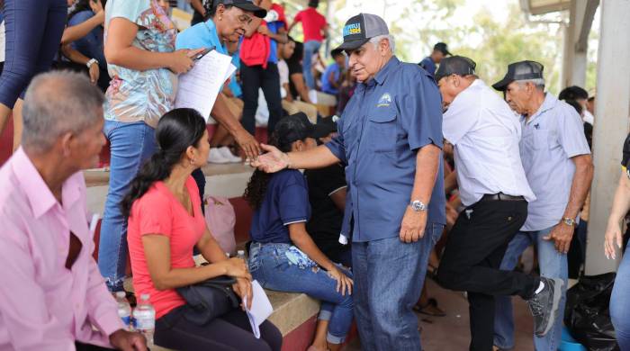 El candidato a vicepresidente por la alianza de partidos RM y Alianza, José Raúl Mulino durante su gira médica en Coclé. El candidato a vicepresidente por la alianza de partidos RM y Alianza, José Raúl Mulino durante su gira médica en Coclé.