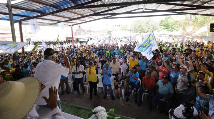 El candidato presidencial por la alianza de los partidos Realizando Metas y Alianza, José Raúl Mulino recorrió este sábado la ciudad de Colón. El candidato presidencial por la alianza de los partidos Realizando Metas y Alianza, José Raúl Mulino recorrió este sábado la ciudad de Colón.
