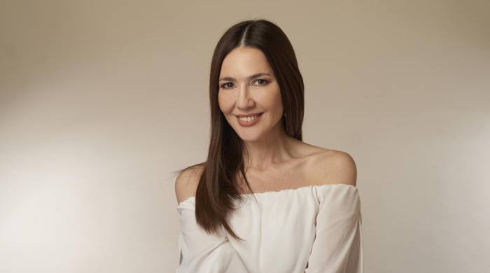Cristina Pérez conduce en Argentina la edición nocturna de Telefe Noticias y el programa Cristina sin vueltas en Radio Rivadavia. Cristina Pérez conduce en Argentina la edición nocturna de Telefe Noticias y el programa Cristina sin vueltas en Radio Rivadavia.