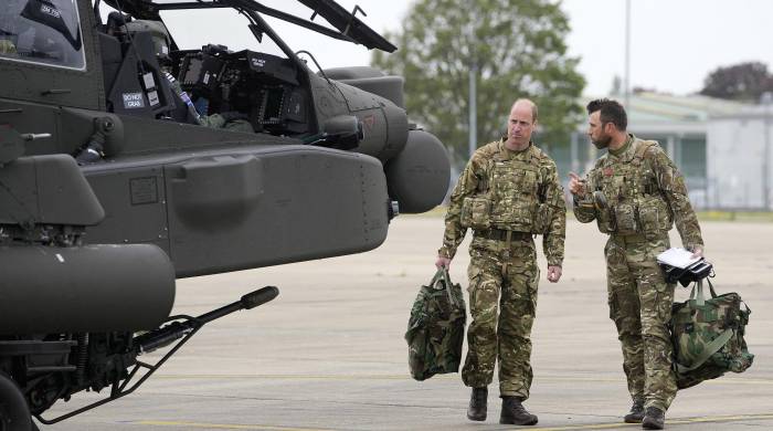 En la foto el príncipe Guillermo preparándose para subir a un helicóptero Apache en el centro Middle Wallop, en Inglaterra.