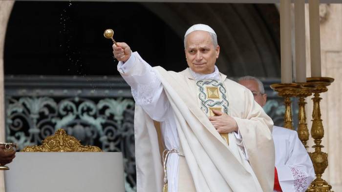 El papa León XIV dirige la Santa Misa en la Plaza de San Pedro, en la Ciudad del Vaticano, el 18 de mayo de 2025. El papa León XIV dirige la Santa Misa en la Plaza de San Pedro, en la Ciudad del Vaticano, el 18 de mayo de 2025.