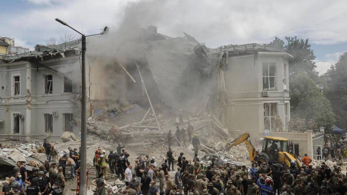 Equipos de rescate en el lugar del impacto de un cohete en el hospital infantil 'Okhmadyt' en Kiev, Ucrania. Equipos de rescate en el lugar del impacto de un cohete en el hospital infantil 'Okhmadyt' en Kiev, Ucrania.