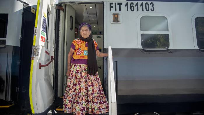 La señora Isabel Santiago Gómez, originaria de la región del Istmo, es la primera pasajera en abordar para el recorrido inaugural del tren de pasajeros del Corredor Interoceánico del Istmo de Tehuantepec hoy, en el municipio de Salina Cruz (México). La señora Isabel Santiago Gómez, originaria de la región del Istmo, es la primera pasajera en abordar para el recorrido inaugural del tren de pasajeros del Corredor Interoceánico del Istmo de Tehuantepec hoy, en el municipio de Salina Cruz (México).