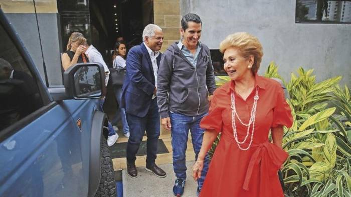 La exmandataria Mireya Moscoso se reunió con Rómulo Roux y José Blandón y seis después de rompió la alianza parcial territorial. La exmandataria Mireya Moscoso se reunió con Rómulo Roux y José Blandón y seis después de rompió la alianza parcial territorial.